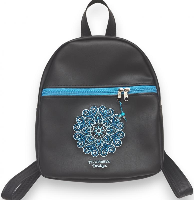"DORINA-L" hátizsák - Hímzett mandalás, fekete-türkizkék, textilbőr pántokkal (mandala002) 33x27x10