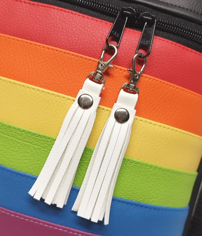 10 cm-es fehér szegecselt műbőr bojt táskadísz fityegő karabinerrel