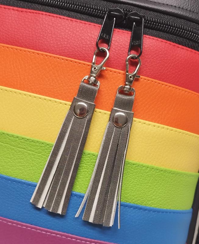 10 cm-es króm szegecselt műbőr bojt táskadísz fityegő karabinerrel