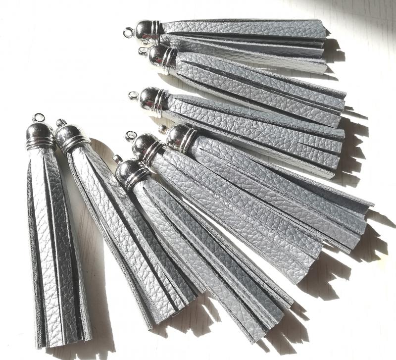 7,5 cm-es ezüst műbőr bojt táskadísz fityegő