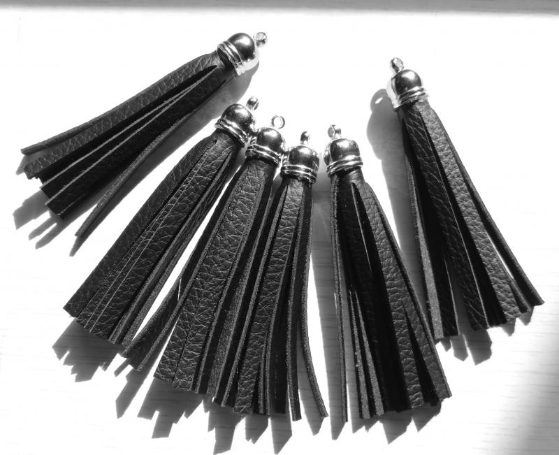 7,5 cm-es fekete műbőr bojt táskadísz fityegő