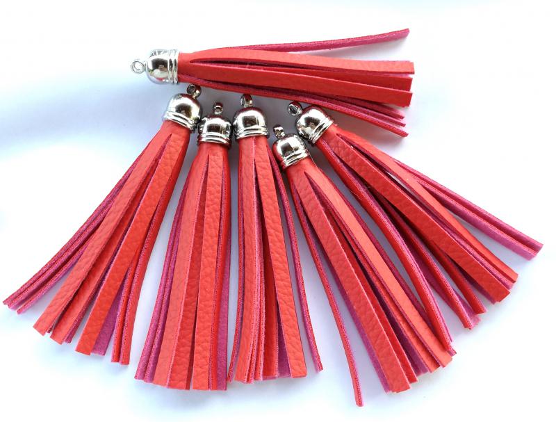 7,5 cm-es piros műbőr bojt táskadísz fityegő