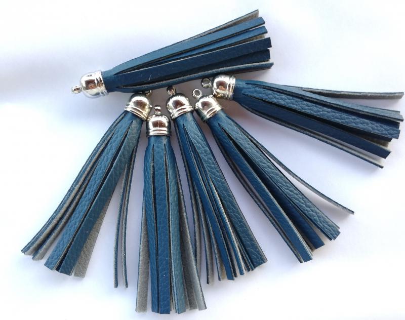 7,5 cm-es sötétkék műbőr bojt táskadísz fityegő