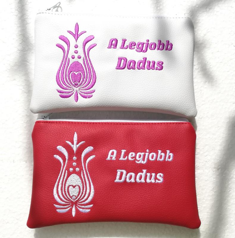 A Legjobb Dadus Hímzett neszi,pénztárca,telótartó választható színben