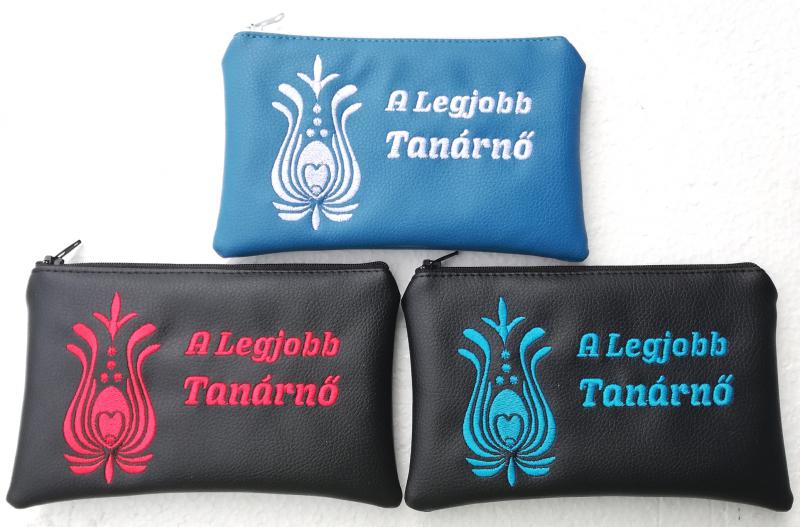 A Legjobb Tanárnő Hímzett neszi,pénztárca,telótartó választható színben