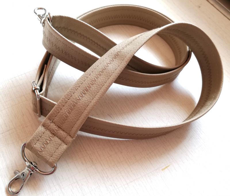 Állítható méretű drapp textilbőr táskafül  karabinerekkel 3cm (m393)