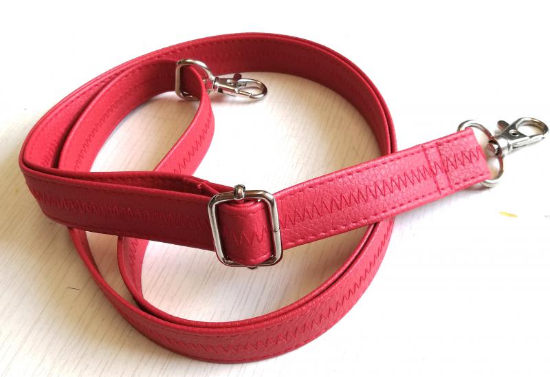 Állítható méretű piros textilbőr táskafül normál karabinerekkel 2cm (m393)