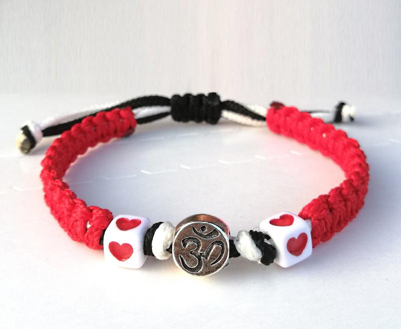 AUM (mindenség) kabala makramé karkötő fekete-piros kis szivekkel
