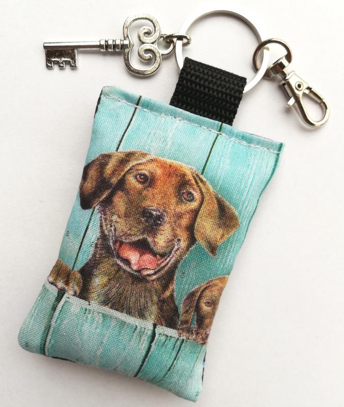 Barna labrador kutyás textil kulcstartó karikával karabinerrel kulcs fityegővel