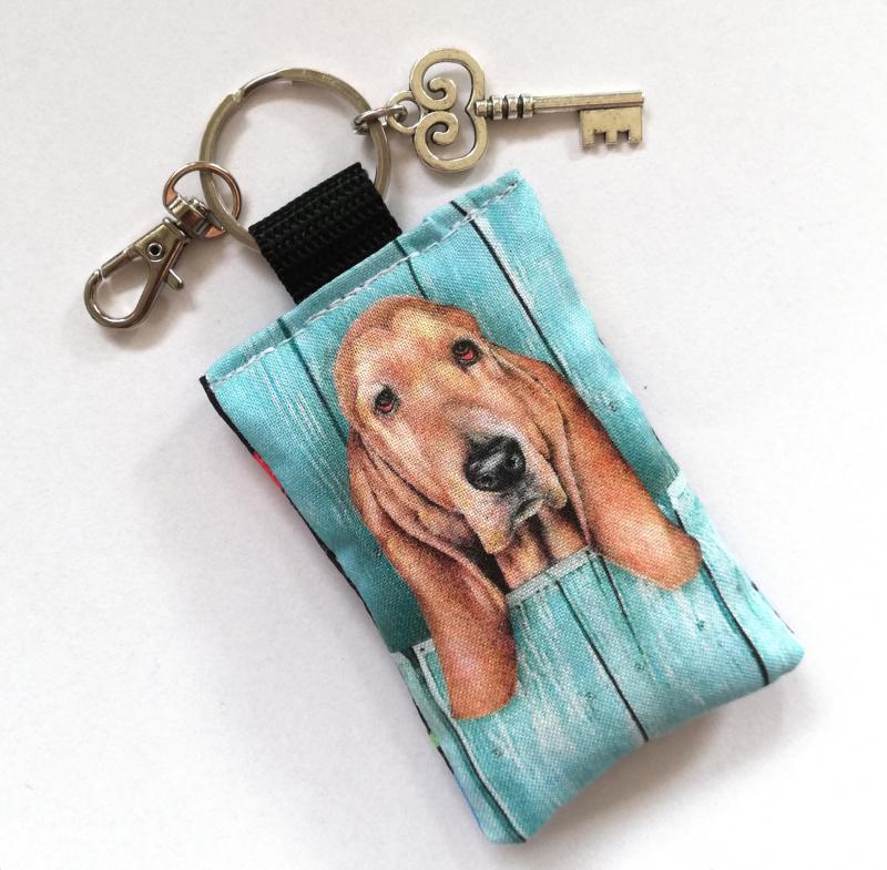 Basset hound kutyás textil kulcstartó karikával karabinerrel kulcs fityegővel