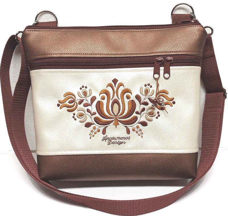 Bella crossbody oldaltáska 28x24cm - Hímzett Matyó mintás Hungarian Folkart28 Bronz-pezsgő