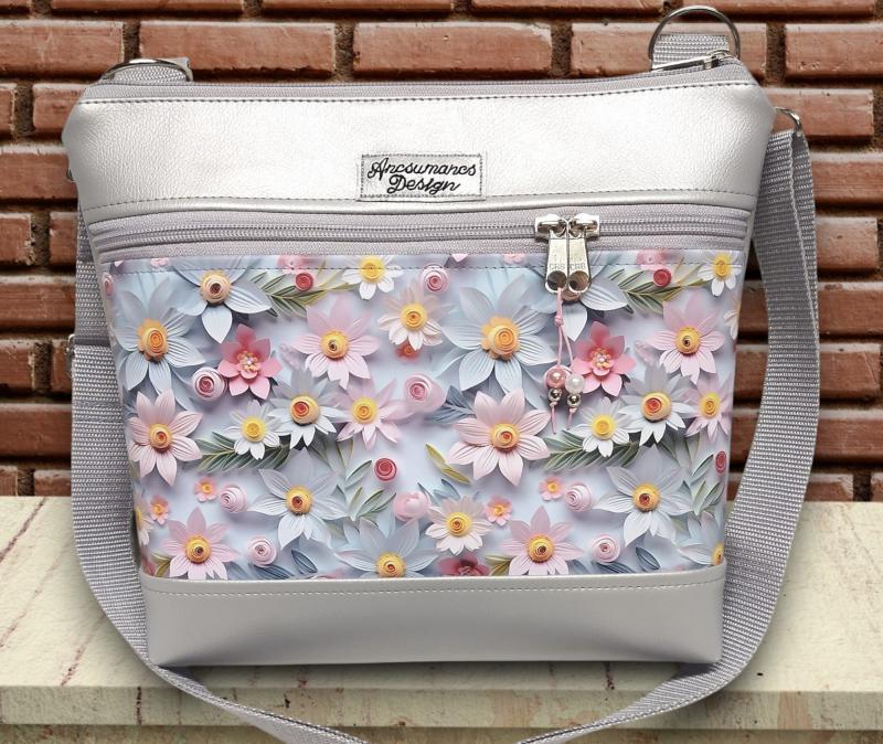Bella crossbody oldaltáska 28x24cm - Virágok ezüst alapon