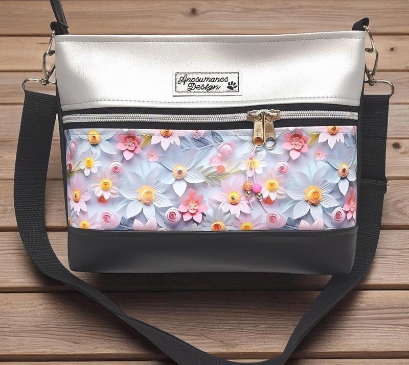 Bella Midi crossbody oldaltáska övtáska 26x21cm - Virágok ezüst-fekete alapon