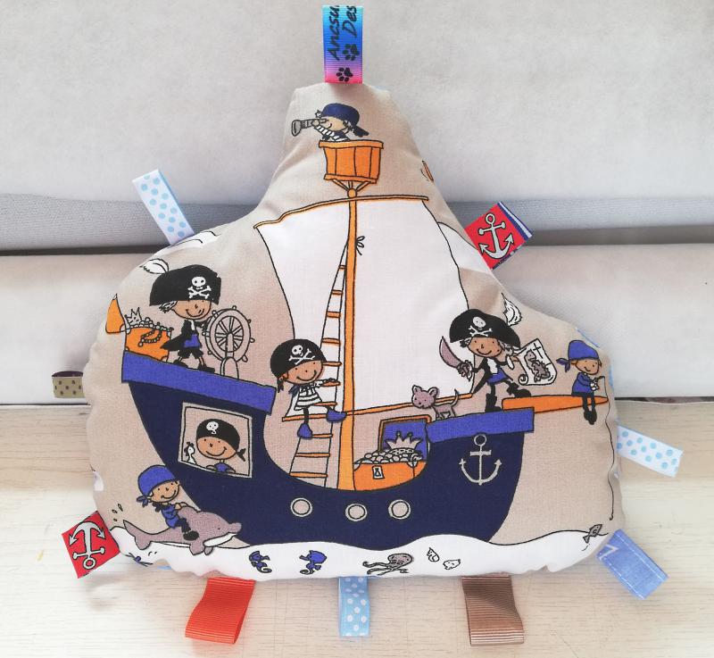 Cimkés cukipárna - készségfejlesztő játék alvótárs - Kalózhajó 26x24cm