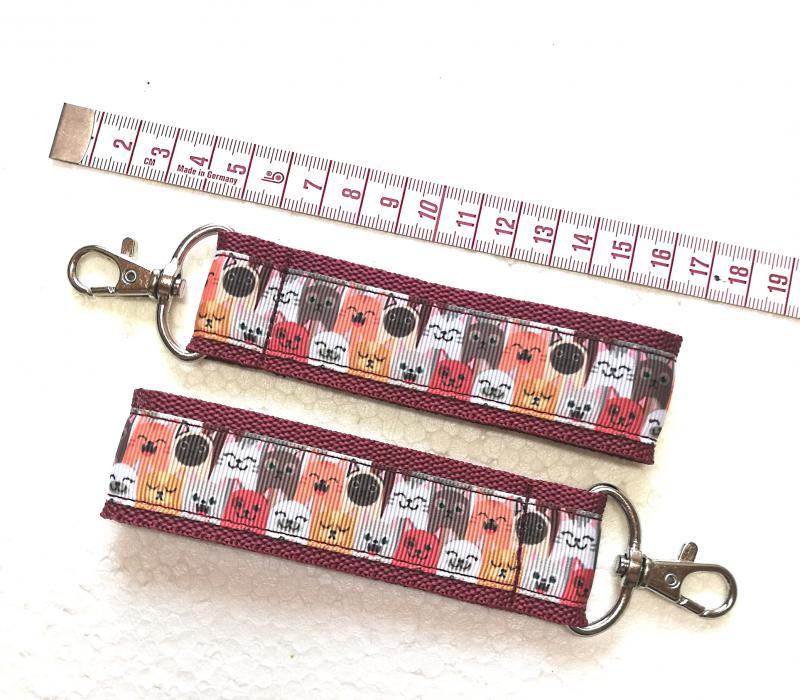 Cuki cicák heveder kulcstartó táskadísz karabinerrel