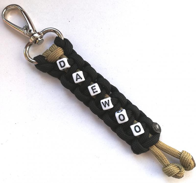 DAEWOO feliratos paracord  slusszkulcsdísz kulcstartó karabinerrel Fekete-keki