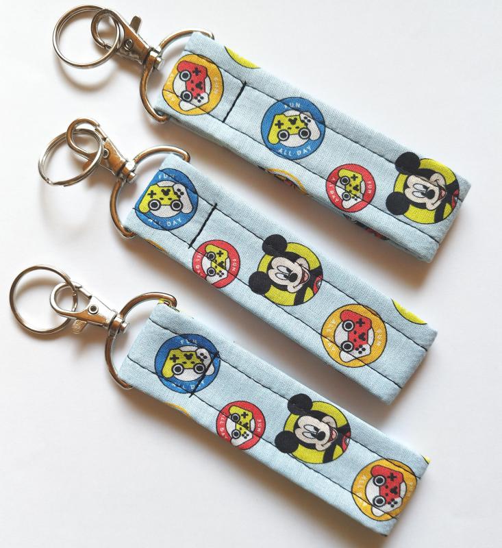 Disney game minimal kulcstartó karabinerrel és karikával