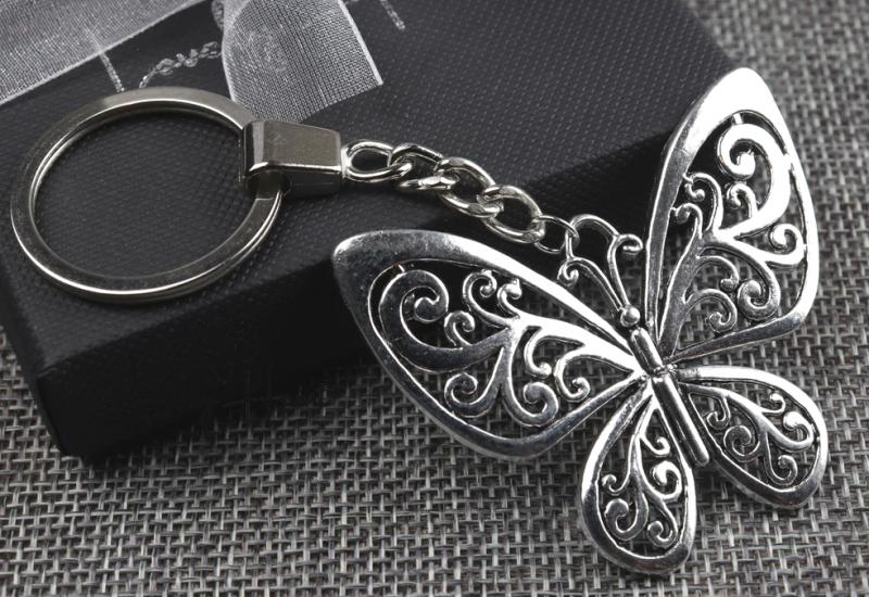 Díszes pillangó kulcstartó táskadísz