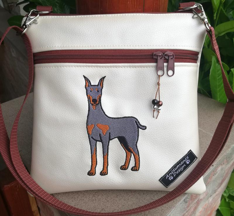 Dobermann kutyás hímzett textilbőr táska övtáska 25x25