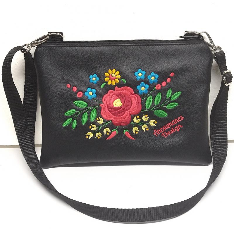 Elegáns hímzett borítéktáska  Hungarian Folkart29 fekete-színes