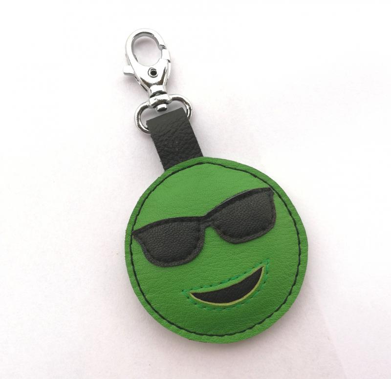 Emoji bőr kulcstartó táskadísz kabala karabinerrel vagány fiú