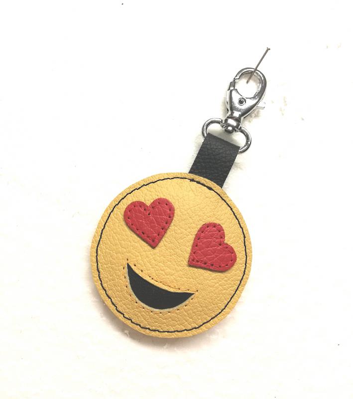 Emoji bőr kulcstartó táskadísz,a szerelmes