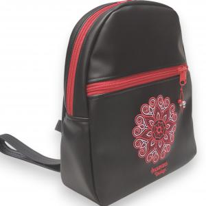 "DORINA-L" hátizsák - Hímzett mandalás, fekete-piros, textilbőr pántokkal (mandala002) 33x27x10