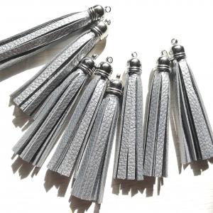 7,5 cm-es ezüst műbőr bojt táskadísz fityegő