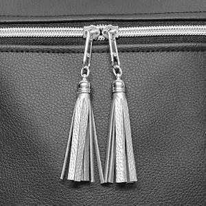 7,5 cm-es ezüst műbőr bojt táskadísz fityegő