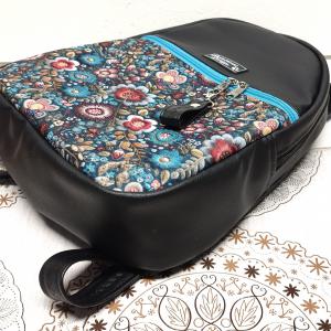 Back Pack M hátizsák - Elegáns fekete folk virágokkal kis türkízzel textilbőr pántokkal 33x27x10