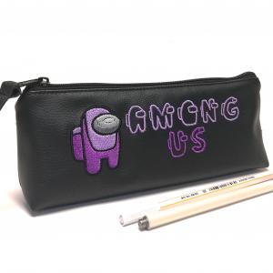 Beledobós nagy tolltartó piperetartó - Hímzett AMONG US lila