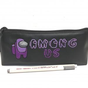 Beledobós nagy tolltartó piperetartó - Hímzett AMONG US lila