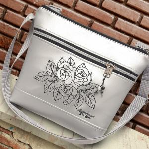 Bella crossbody oldaltáska 28x24cm - Hímzett rózsák ezüst alapon