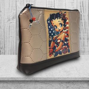 Betty Boop 01 - Nagyméretű nyomtatott panellal díszített vízálló talpas textilbőr neszesszer