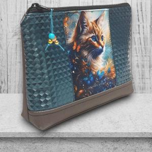 Cicás - Nagyméretű nyomtatott panellal díszített vízálló talpas textilbőr neszesszer