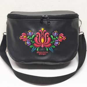 Connie-L - Hímzett matyó virágos oldaltáska testtáska HungarianFolkart28 fekete-színes