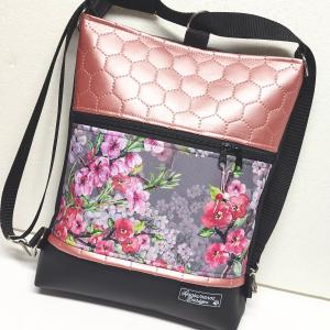 Cseresznyevirágok fekete rose alapon 3in1 textilbőr hátizsák oldaltáska