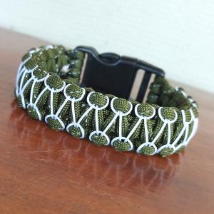 Designer túlélő paracord karkötő  biztonsági csattal COBRA RIDER STITCH ARMY keki fehér(csuklóméret 19-20cm)