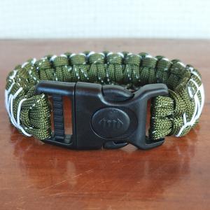 Designer túlélő paracord karkötő  biztonsági csattal COBRA RIDER STITCH ARMY keki fehér(csuklóméret 19-20cm)