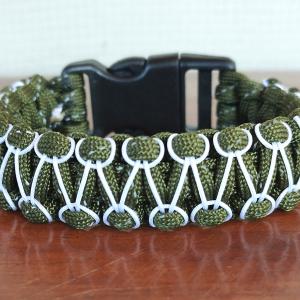 Designer túlélő paracord karkötő  biztonsági csattal COBRA RIDER STITCH ARMY keki fehér(csuklóméret 19-20cm)
