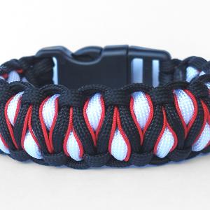 Designer túlélő paracord karkötő  biztonsági csattal DRAGON EYE STITCH fekete fehér piros (csuklóméret 19-20cm)