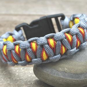 Designer túlélő paracord karkötő  biztonsági csattal DRAGON EYE STITCH szürke sárga piros (csuklóméret 18,5-19cm)