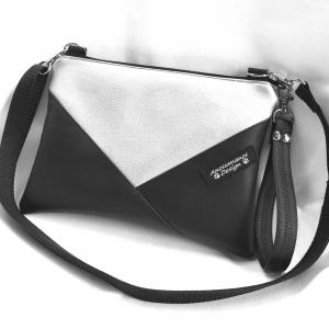 Elegáns borítéktáska csuklópánttal fekete-ezüst