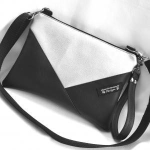 Elegáns borítéktáska csuklópánttal fekete-ezüst