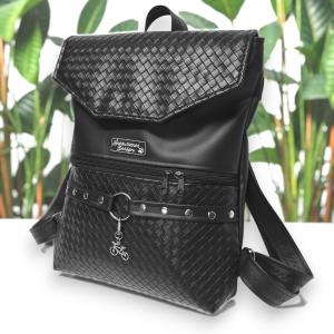 Elegáns szegecselt vadócka - Bőrpántos fedélrészes pakolós Liza hátizsák 4 zsebbel 36x30x8cm