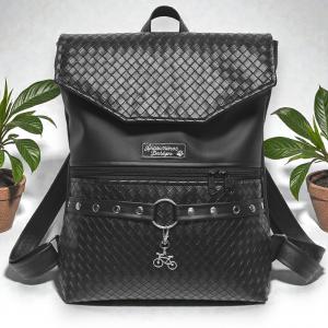 Elegáns szegecselt vadócka - Bőrpántos fedélrészes pakolós Liza hátizsák 4 zsebbel 36x30x8cm