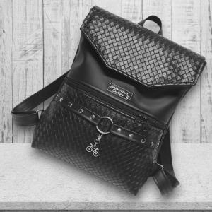 Elegáns szegecselt vadócka - Bőrpántos fedélrészes pakolós Liza hátizsák 4 zsebbel 36x30x8cm