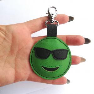 Emoji bőr kulcstartó táskadísz kabala karabinerrel vagány fiú