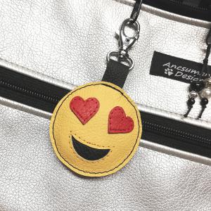 Emoji bőr kulcstartó táskadísz,a szerelmes