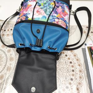 Fedélrészes zsinóros 3in1 hátizsák univerzális táska - Aquarell virágok kék fekete alapon